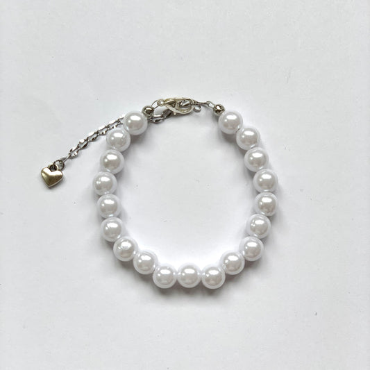 Beaded faux pearl bracelet with medium-sized pearls.