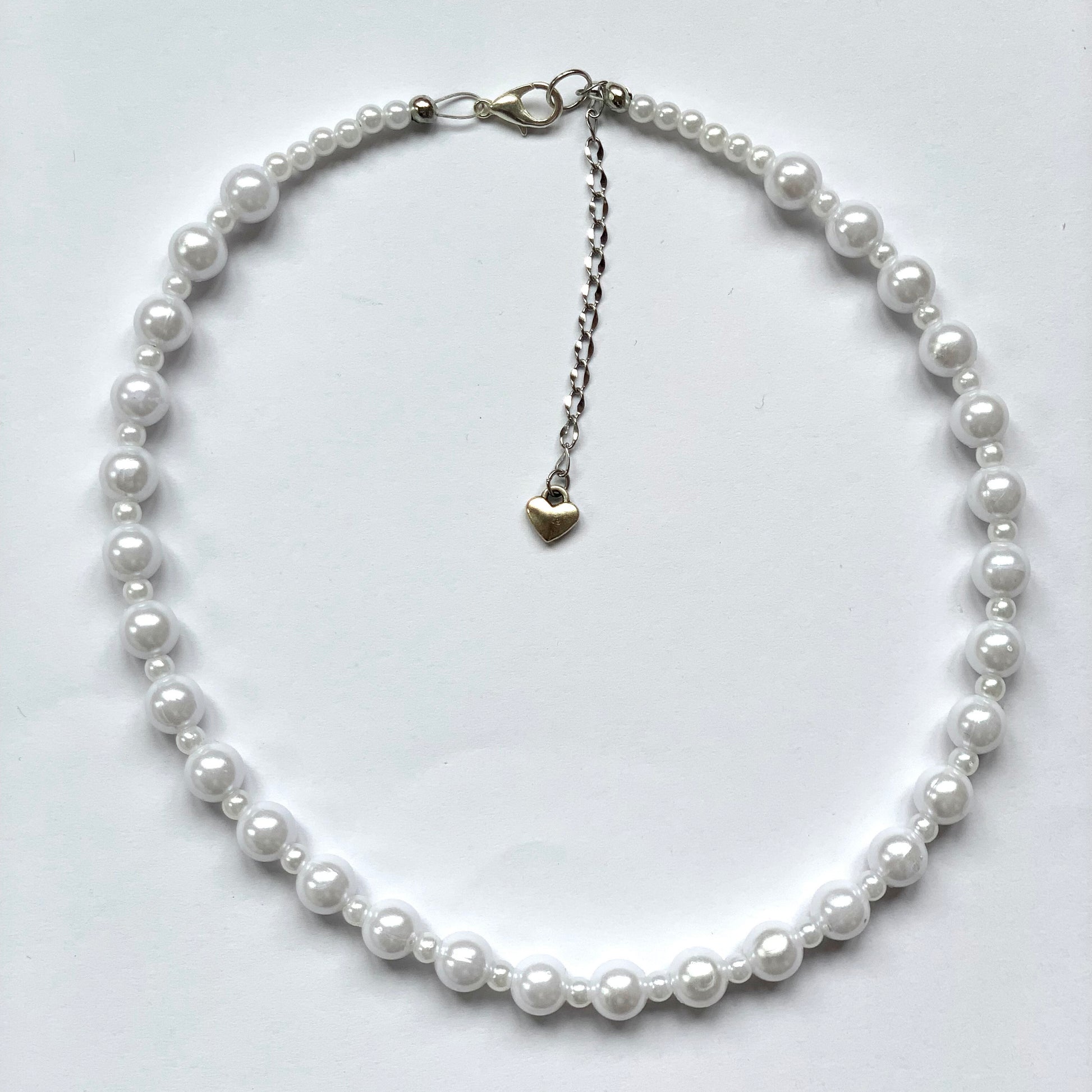 Beaded necklace with alternating big and small faux pearls.