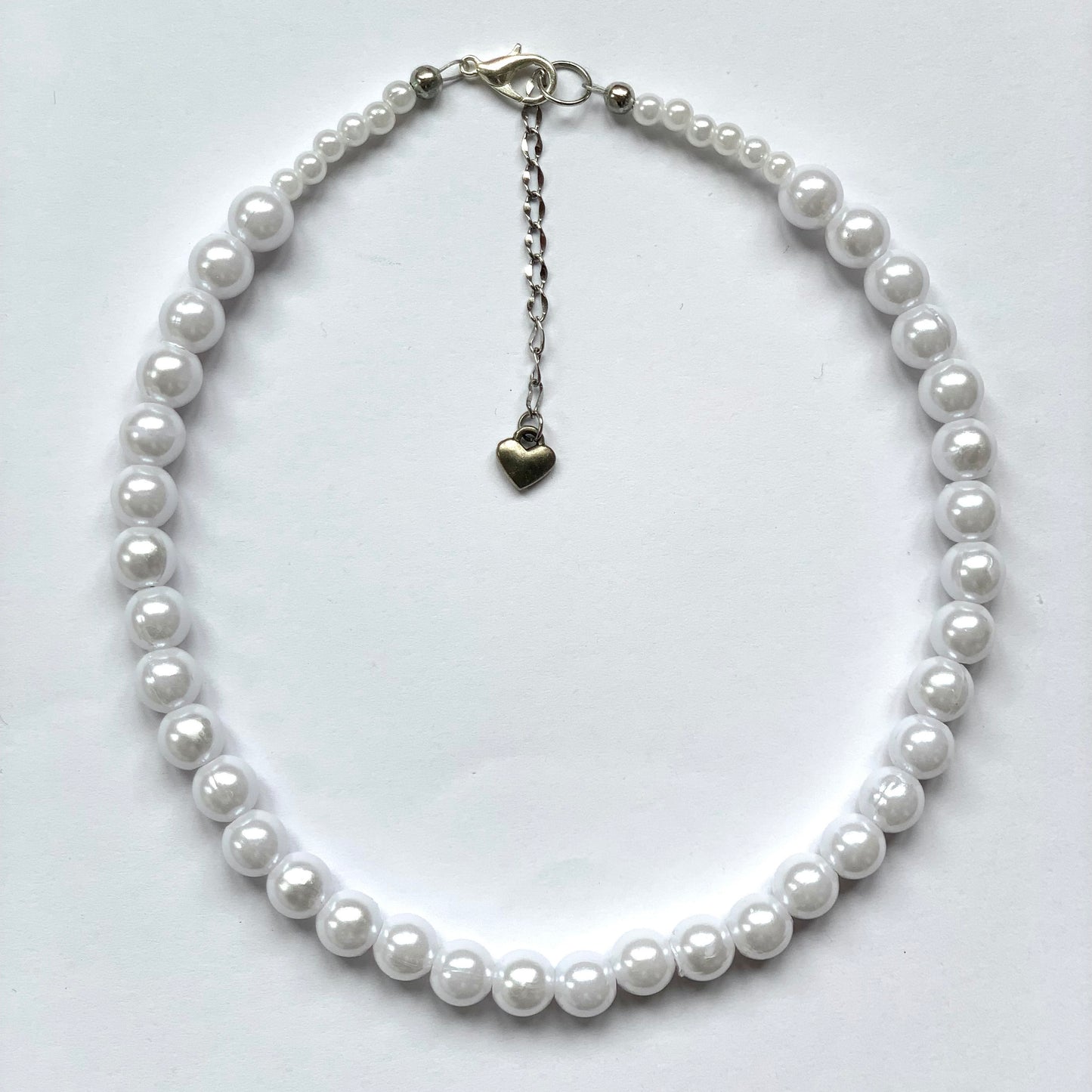 Beaded necklace with big faux pearls.