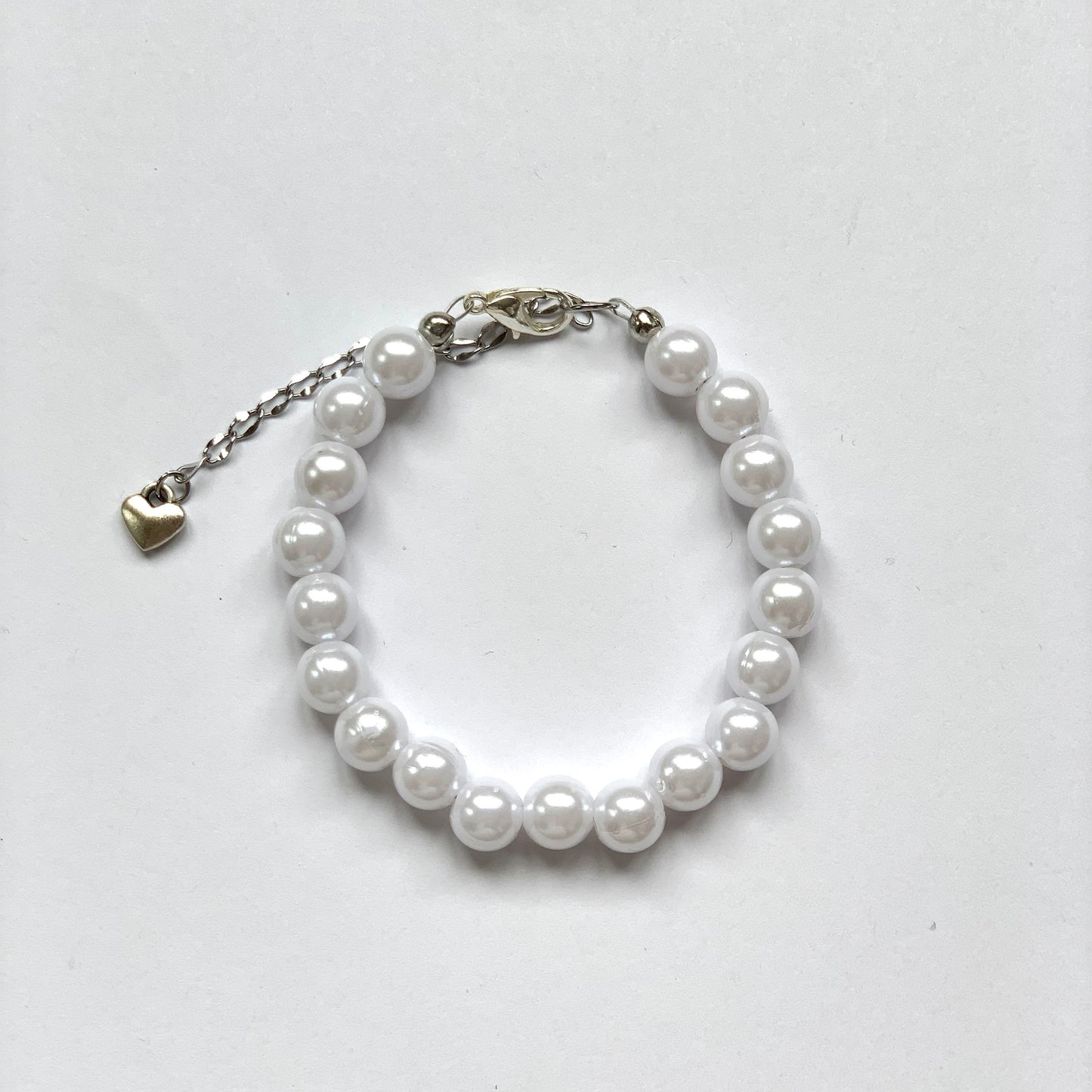 Beaded faux pearl bracelet with medium-sized pearls.