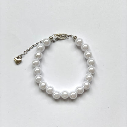 Beaded faux pearl bracelet with medium-sized pearls.