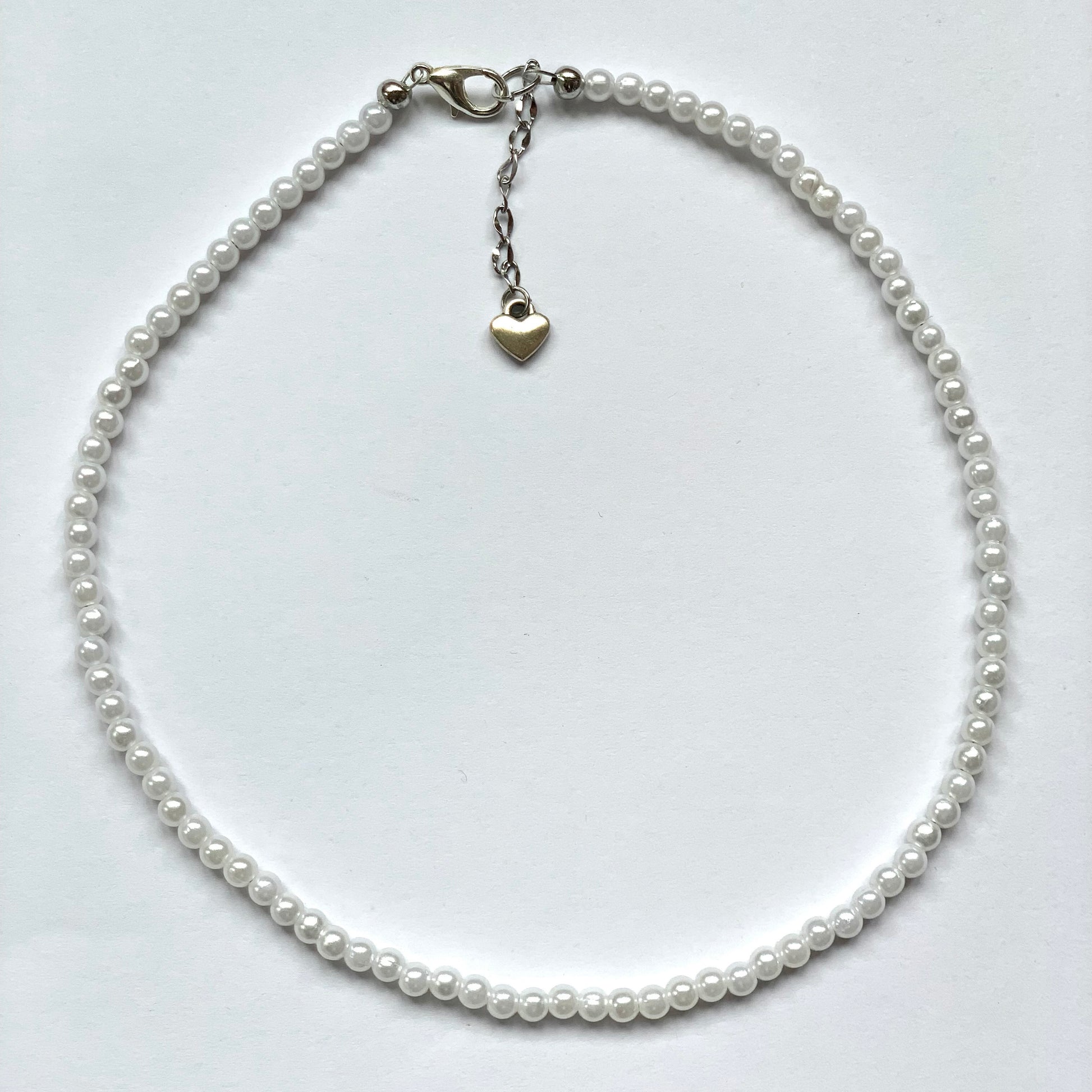 Beaded necklace with small faux pearls.